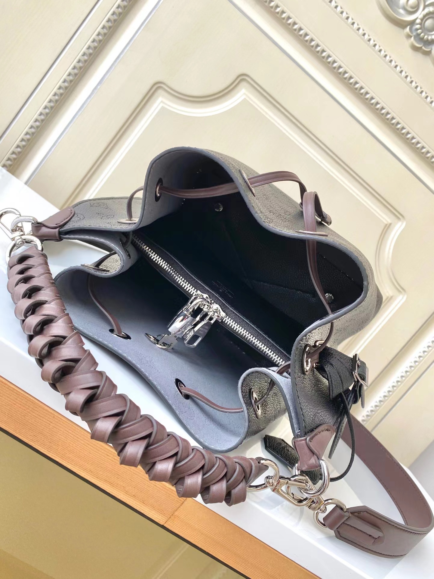 L0vis Vvtt0n Muria Bucket Bag Black