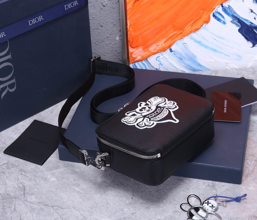 D10r Men’s Bee Print Shoulder Bag