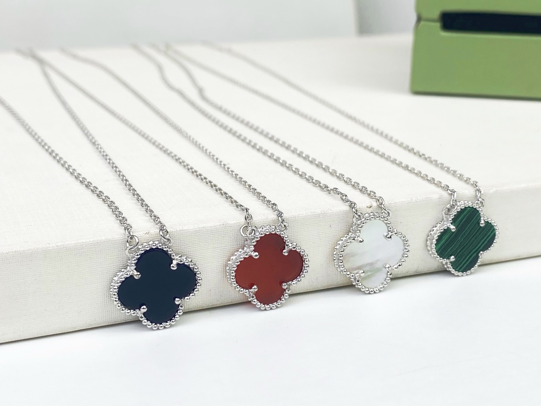V*n Cl**f Vintage Alhambra Necklace