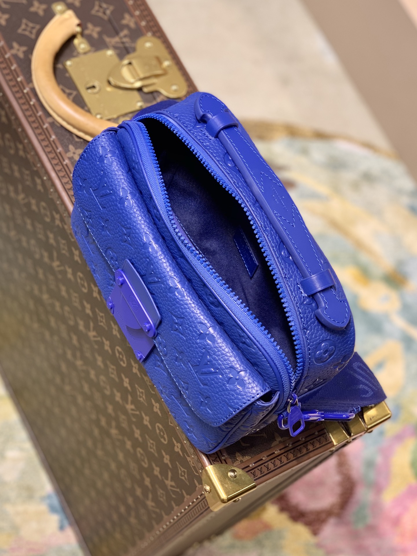 S LOCK SLING BAG