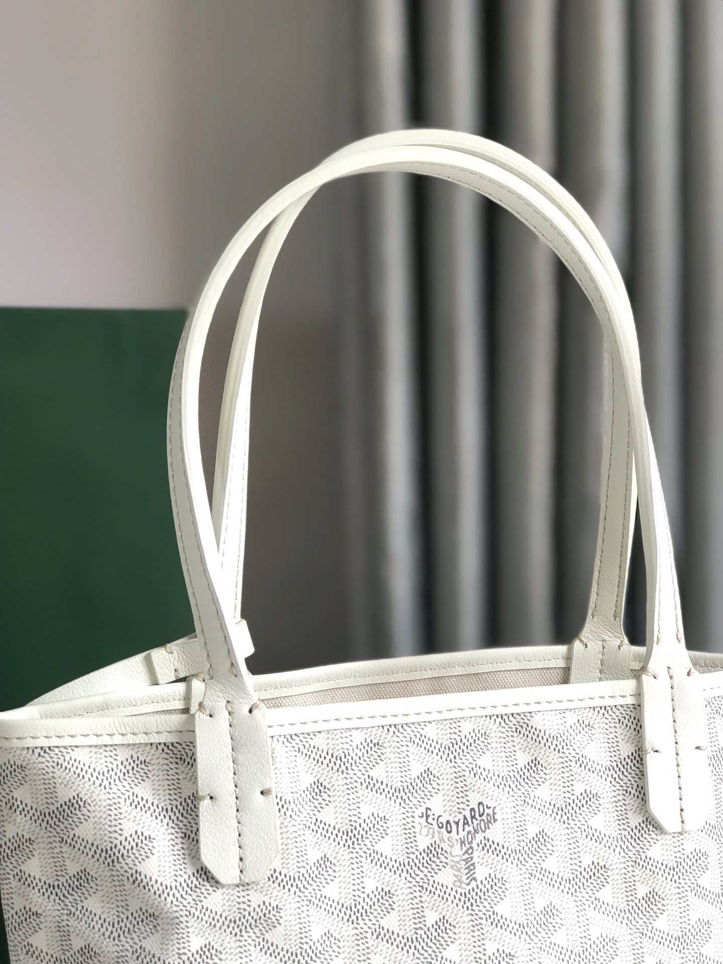 G09ard Tote bag