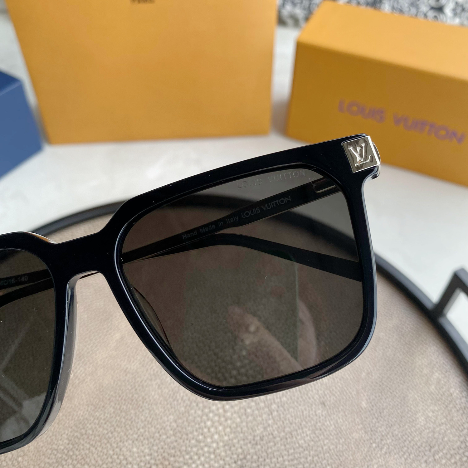 L0vis Vvtt0n | rise square sunglasses