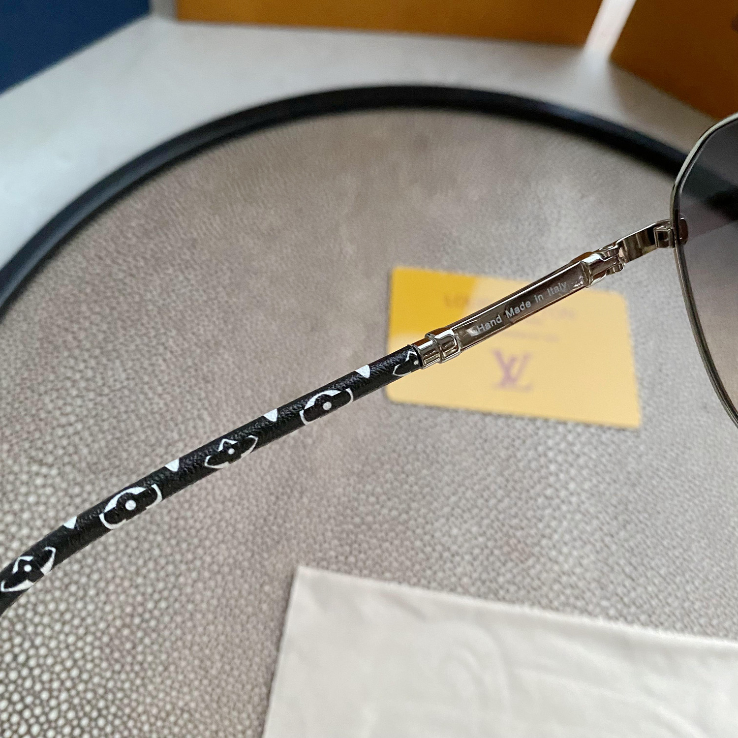 L0visVvtt0n Sunglasses