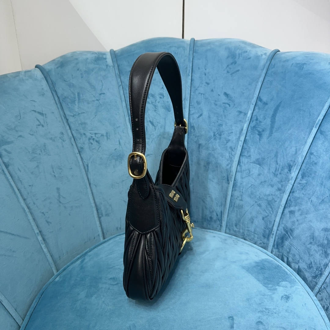M1um1u Hobo bag