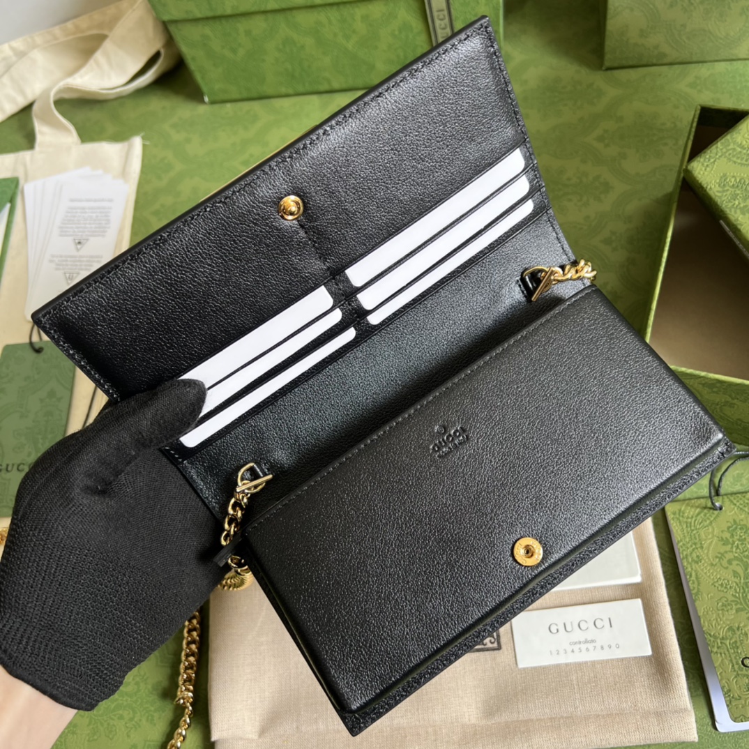 Gvc*1 Leather clutch