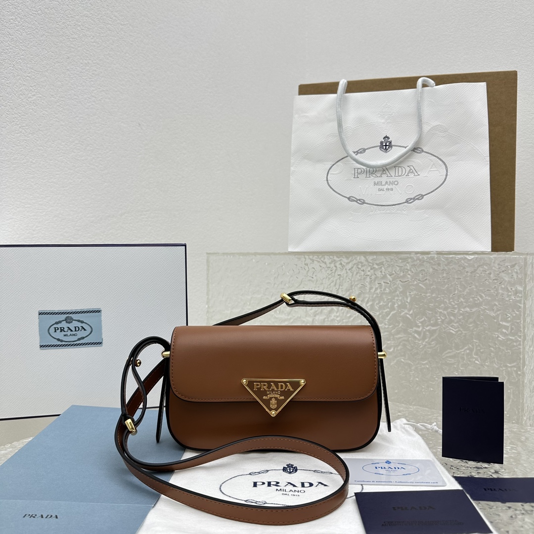 Pra*a Saffiano bag