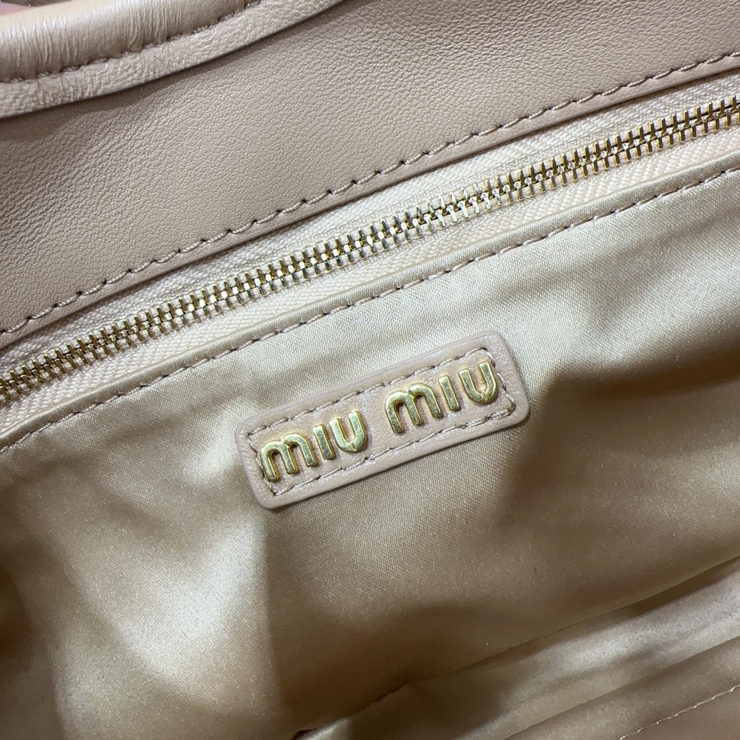 M1um1u Hobo bag