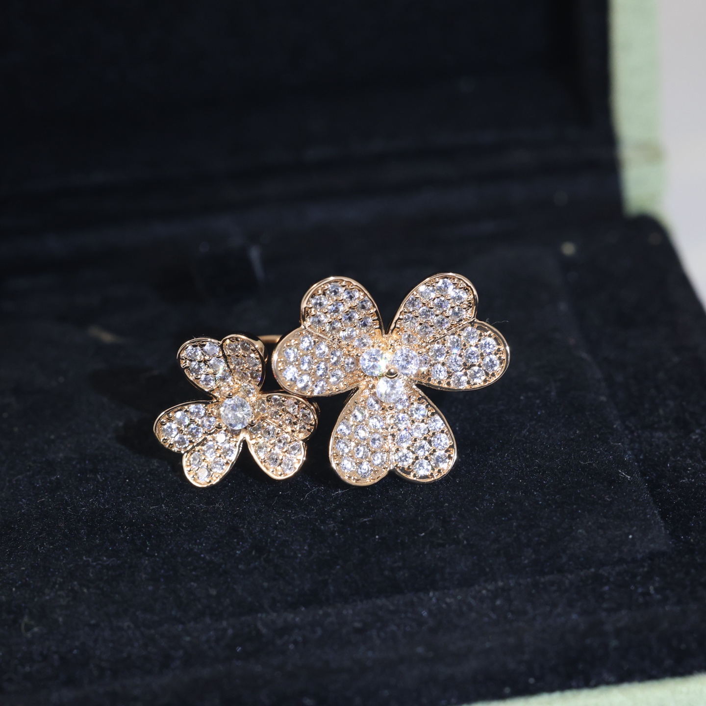 V*n Cl**f & Arpels Ring