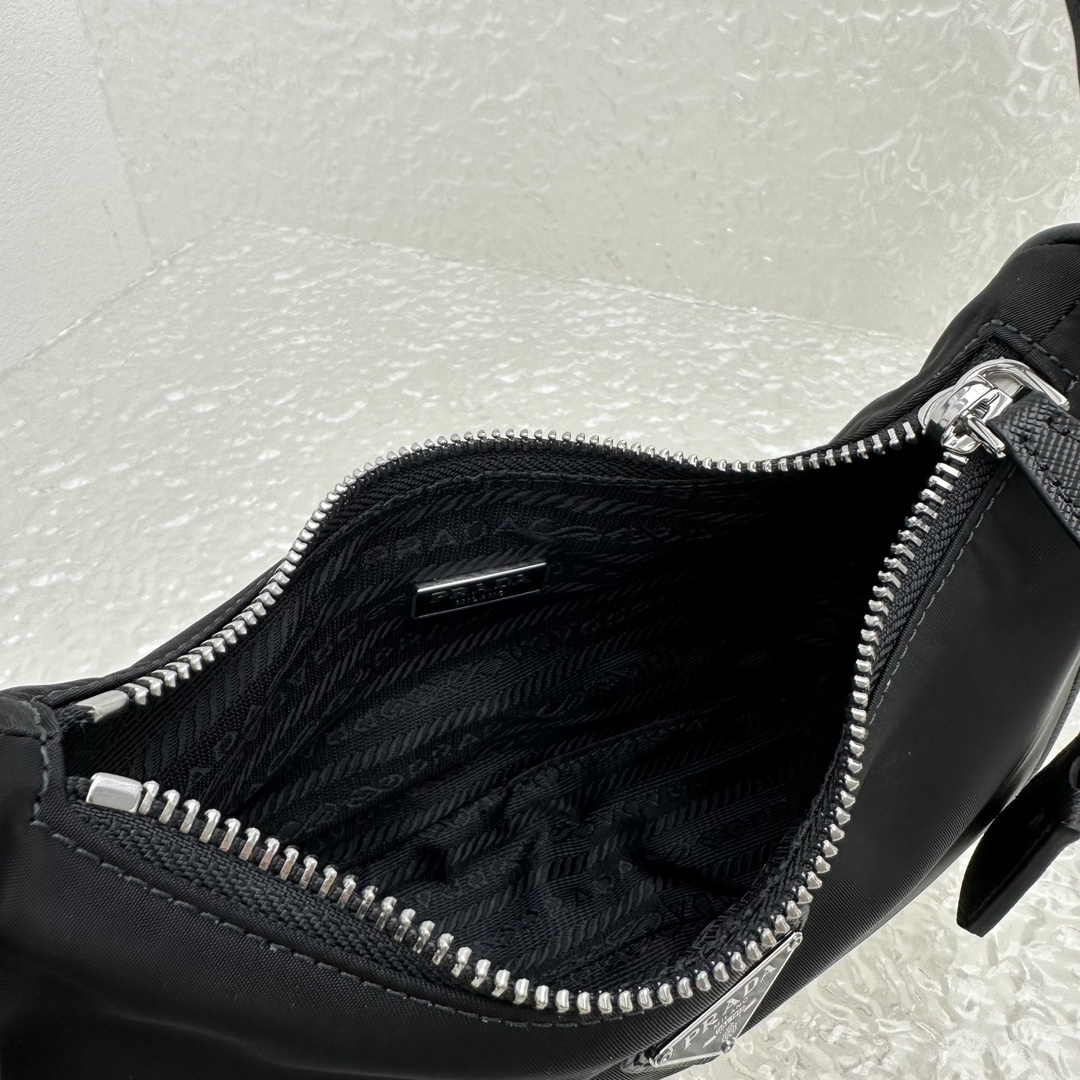 Prad𝚊 nylon Hobo