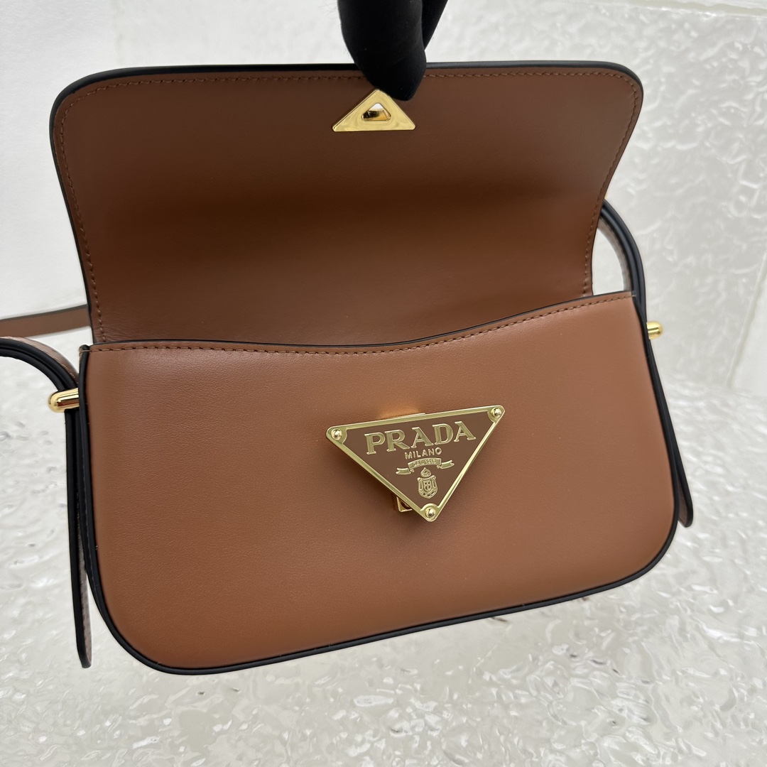 Pra*a Saffiano bag