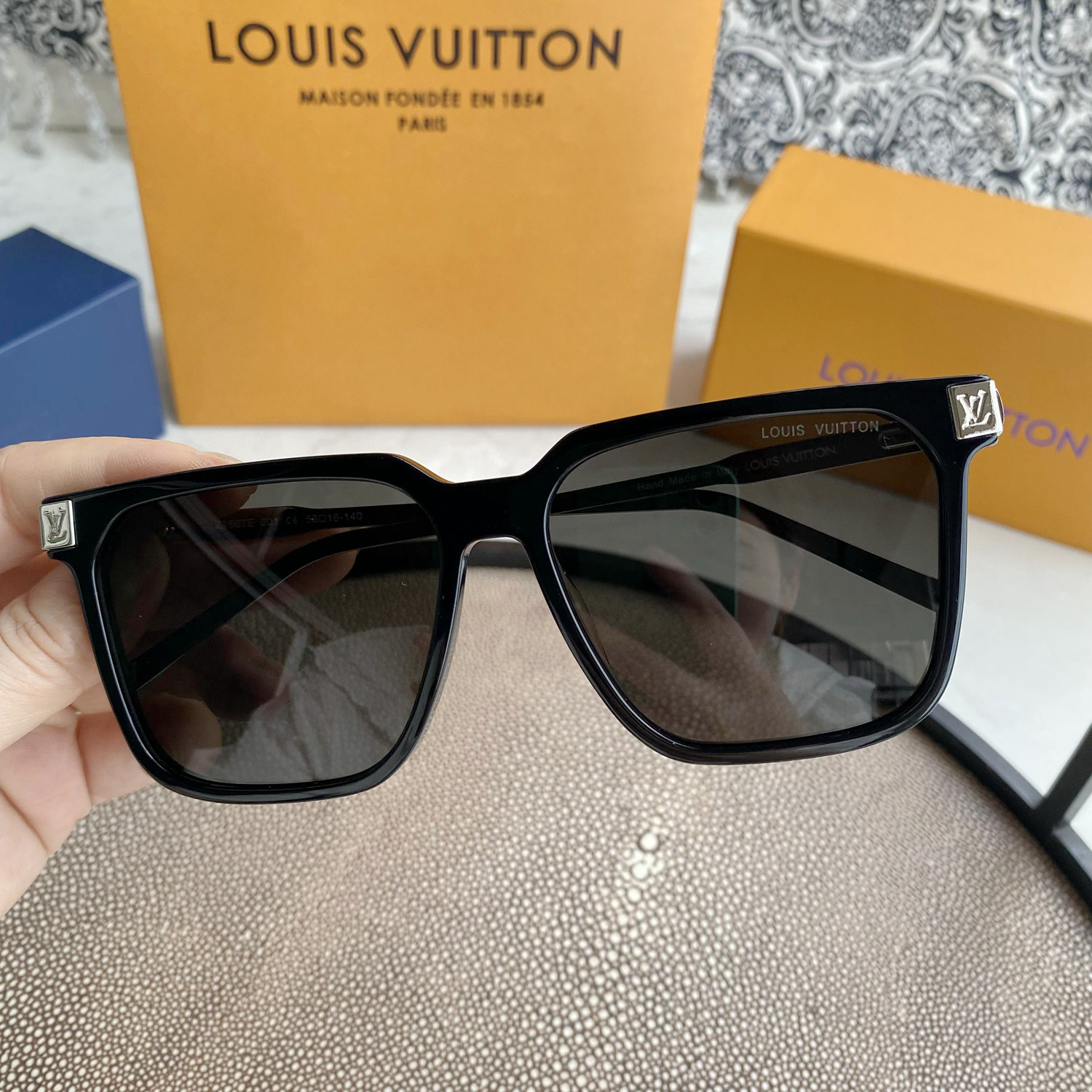 L0vis Vvtt0n | rise square sunglasses