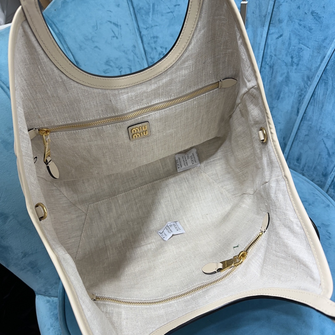 M1v hobo bag
