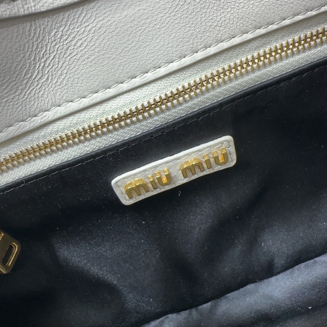 M1um1u Hobo bag