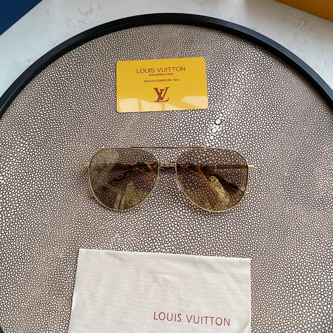 L0visVvtt0n Sunglasses