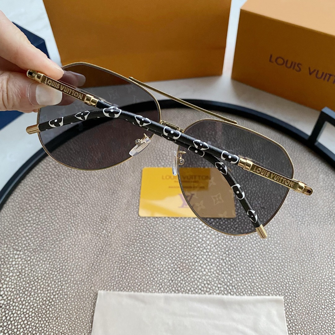 L0visVvtt0n Sunglasses