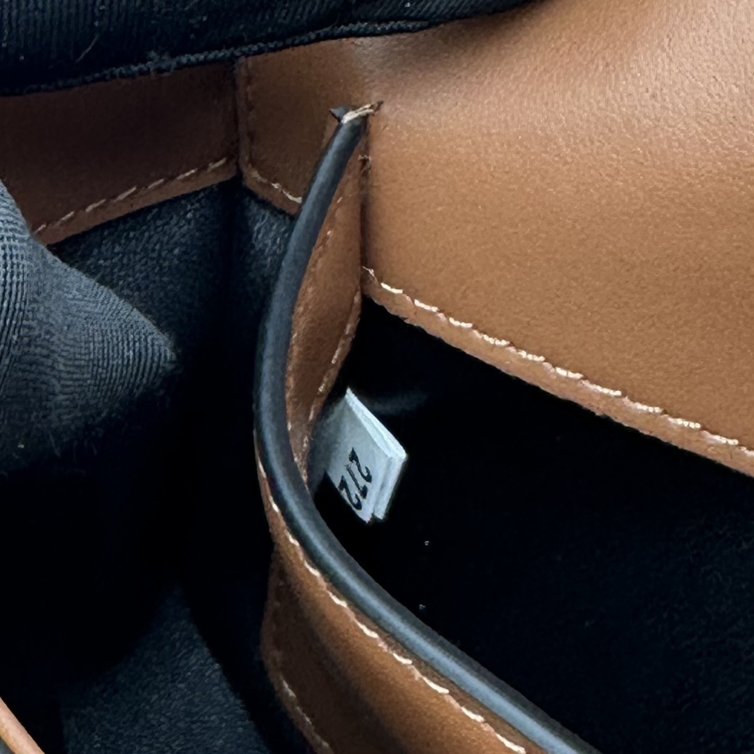 Pra*a Saffiano bag
