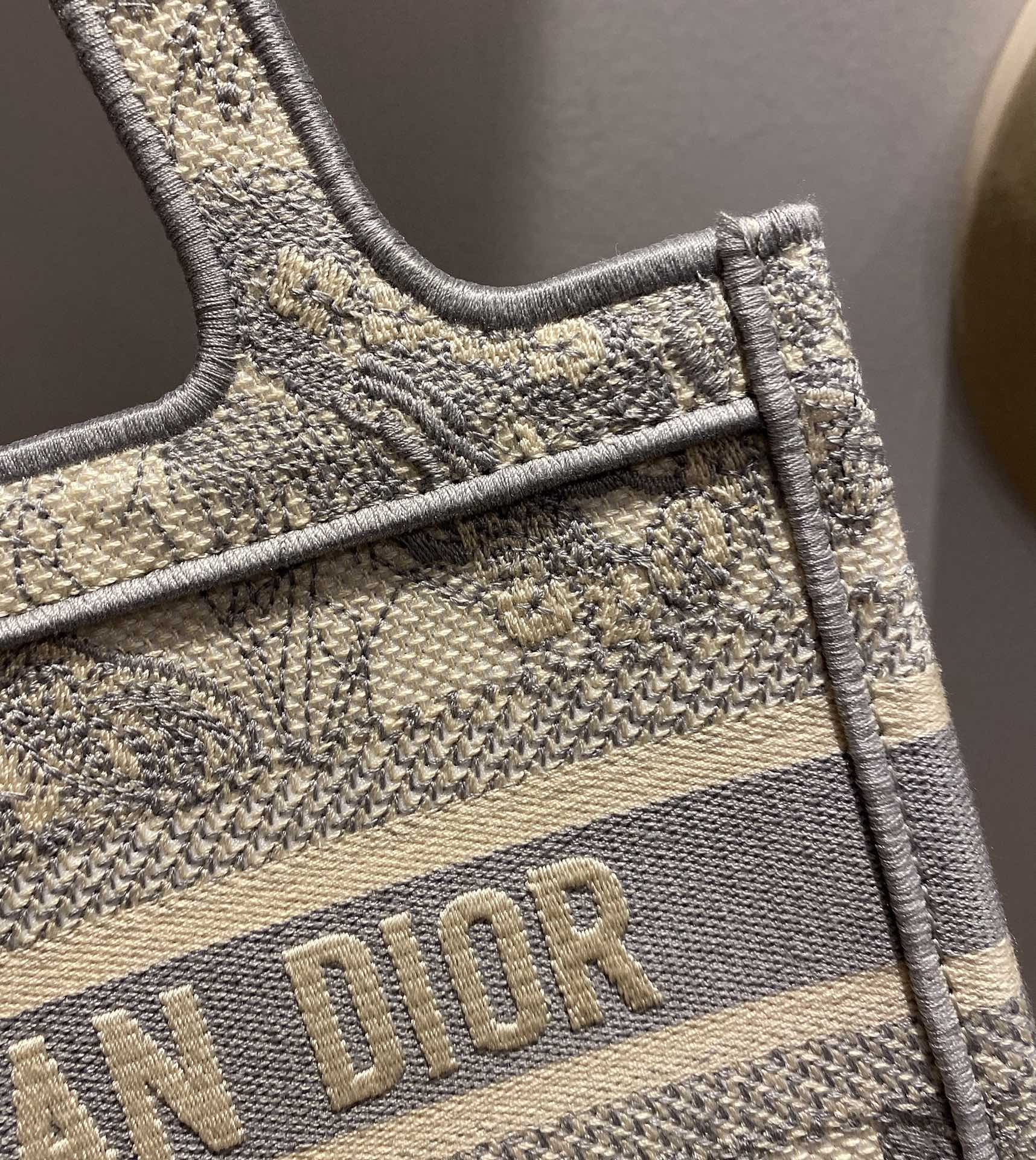 D10r BOOK TOTE