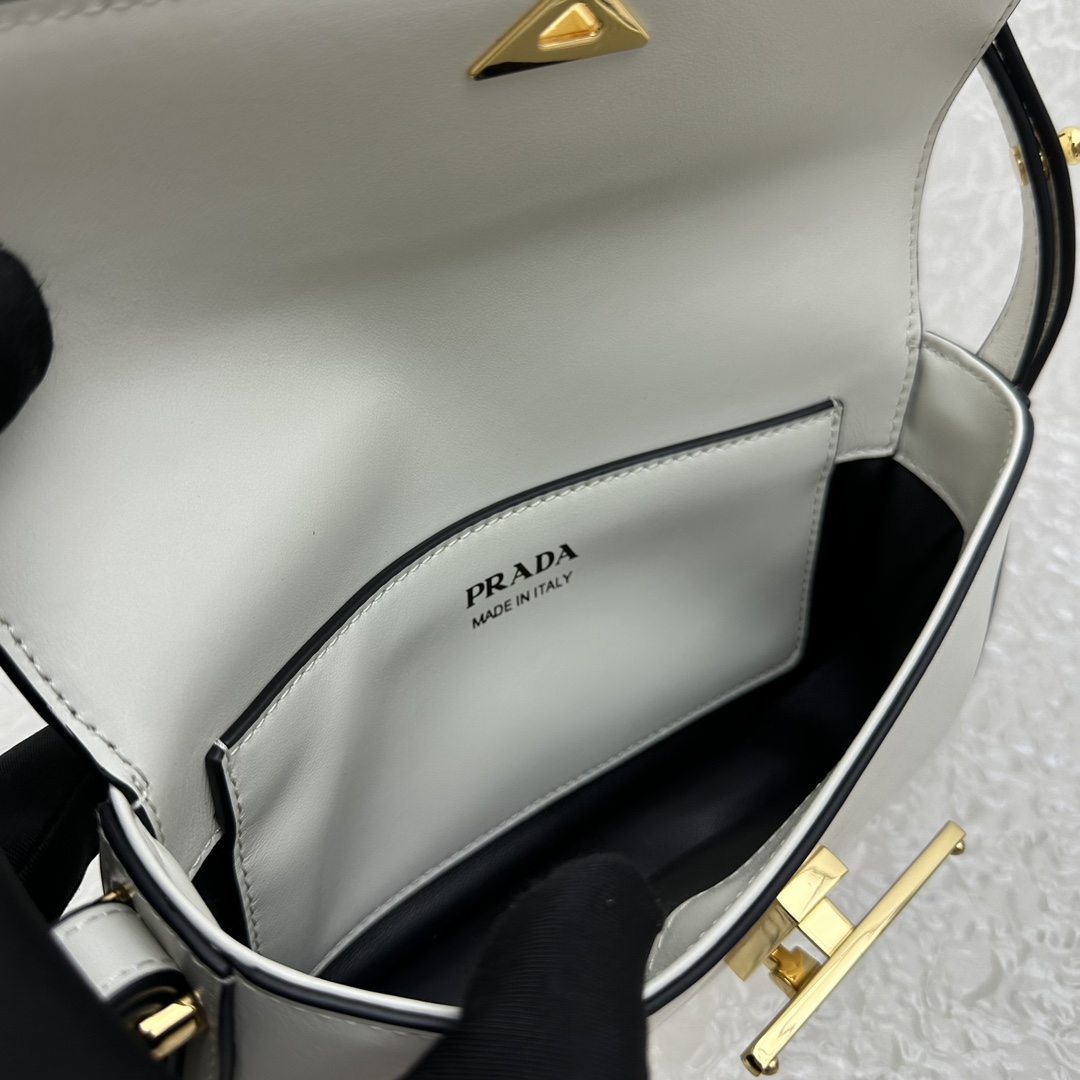 Pra*a Saffiano bag