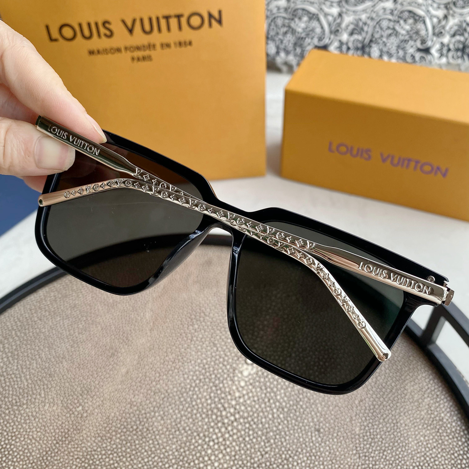 L0vis Vvtt0n | rise square sunglasses