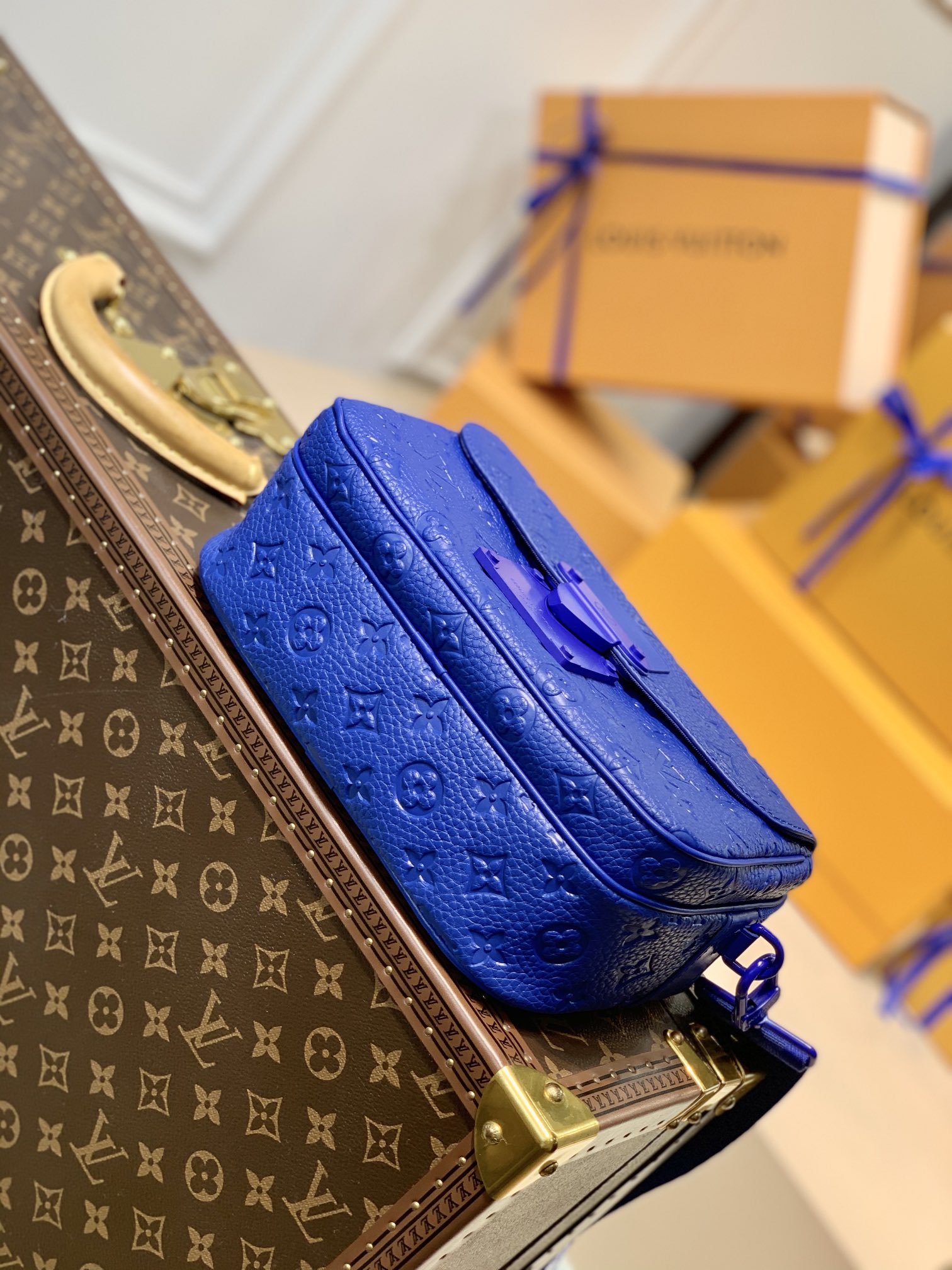 S LOCK SLING BAG