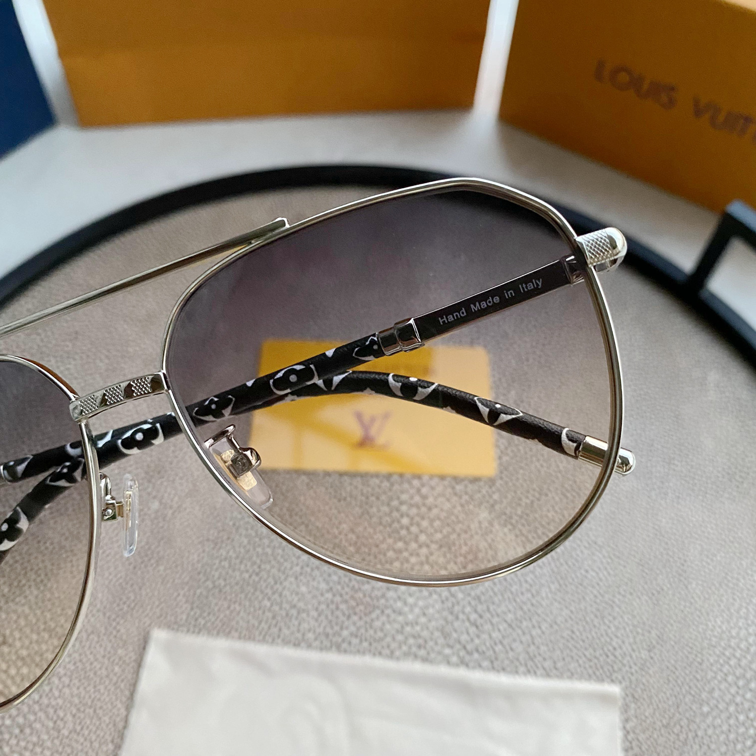 L0visVvtt0n Sunglasses