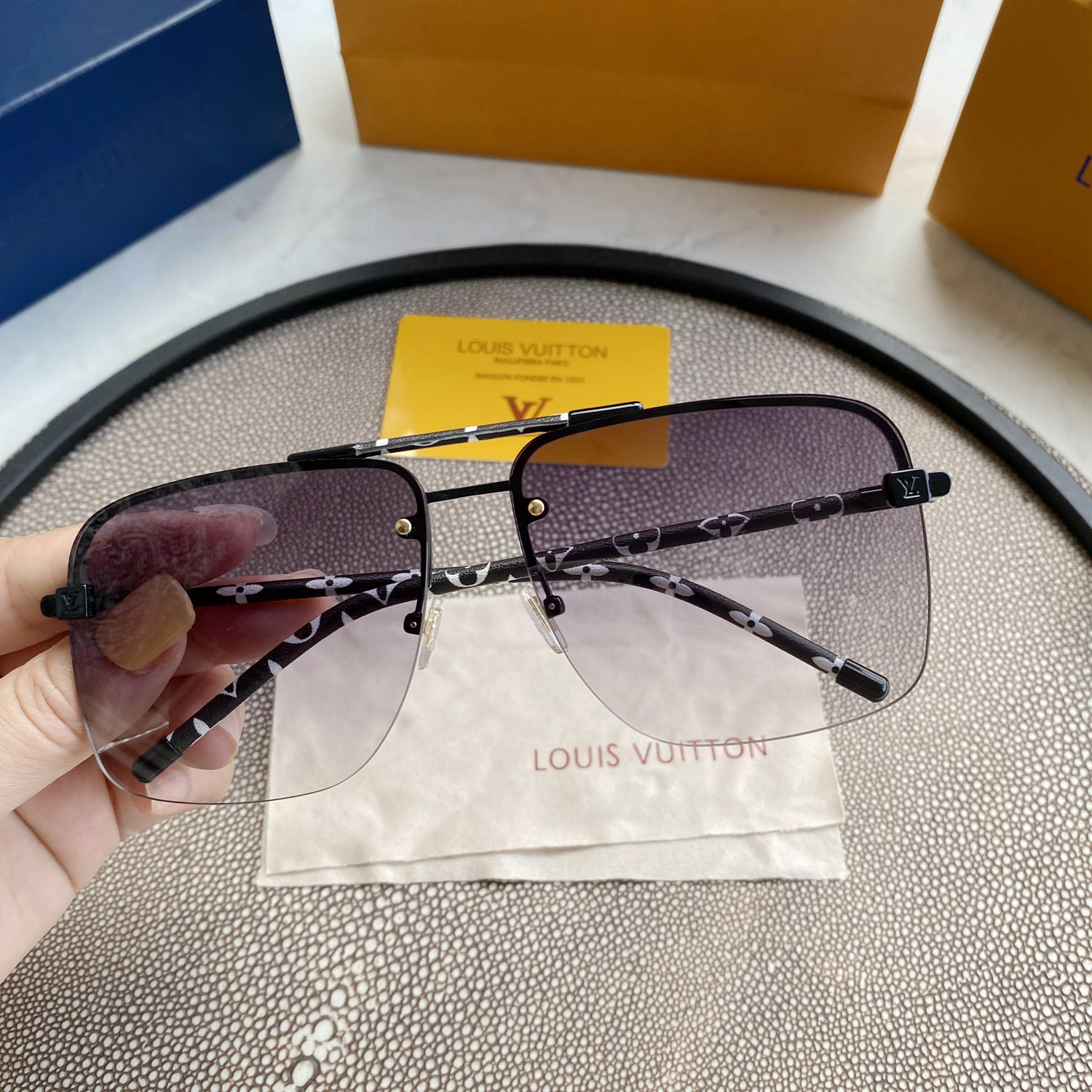 LV GOLD AVIATOR SUNGLASSES