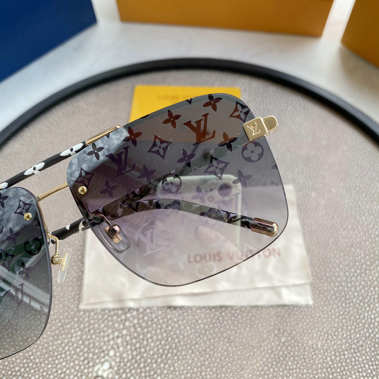 LV GOLD AVIATOR SUNGLASSES