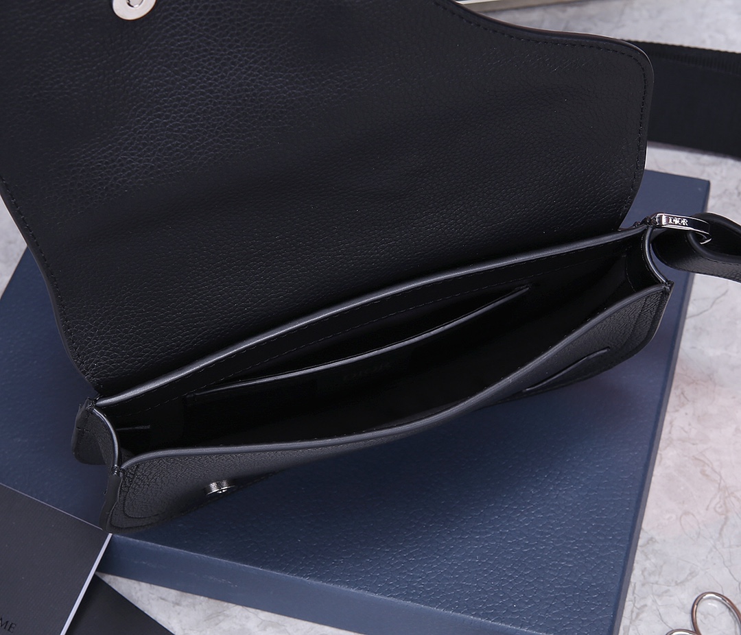 D10r Men’s Saddle Bag