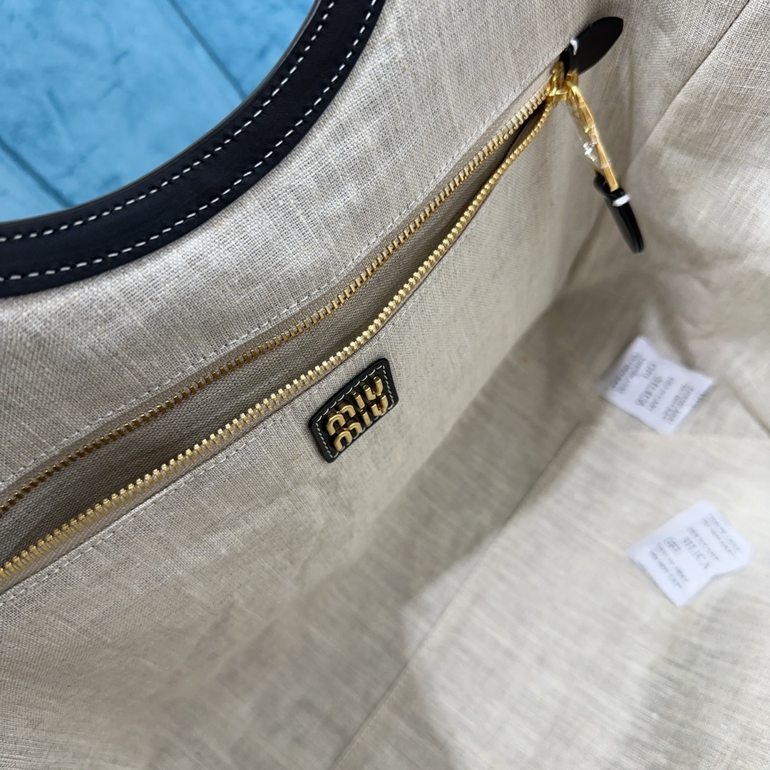 M1v hobo bag