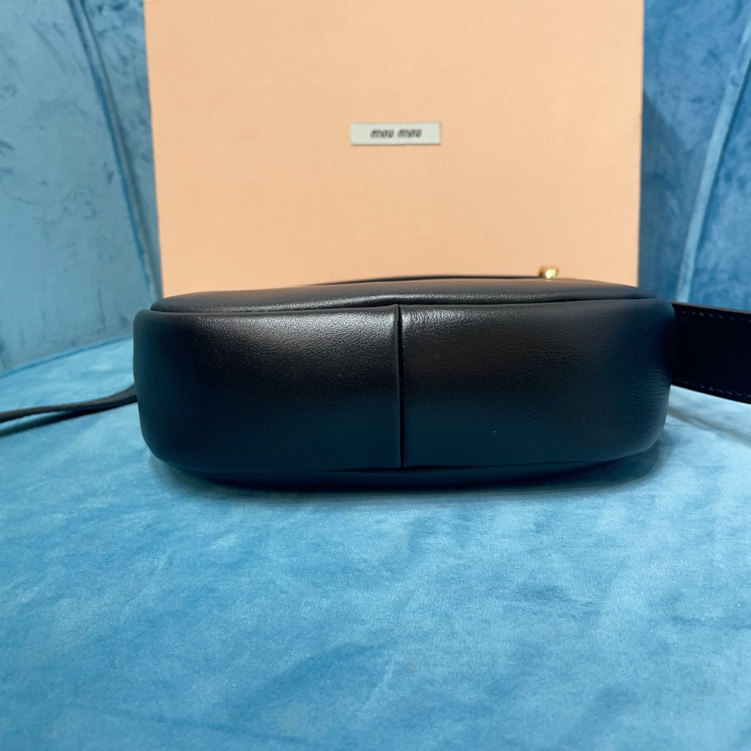 M1v hobo bag