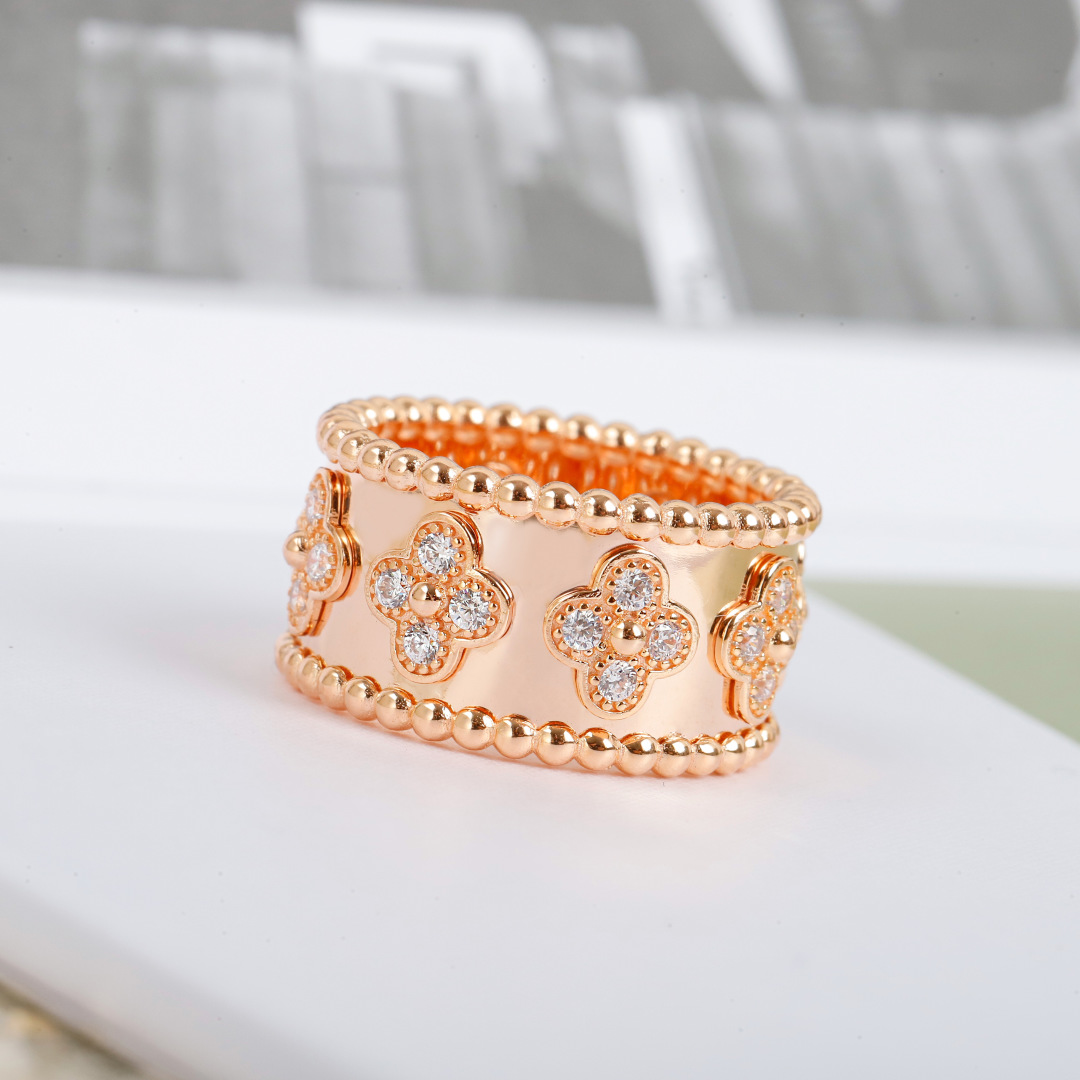 V*n Cl**f Perlée Ring