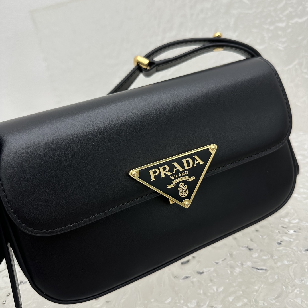 Pra*a Saffiano bag