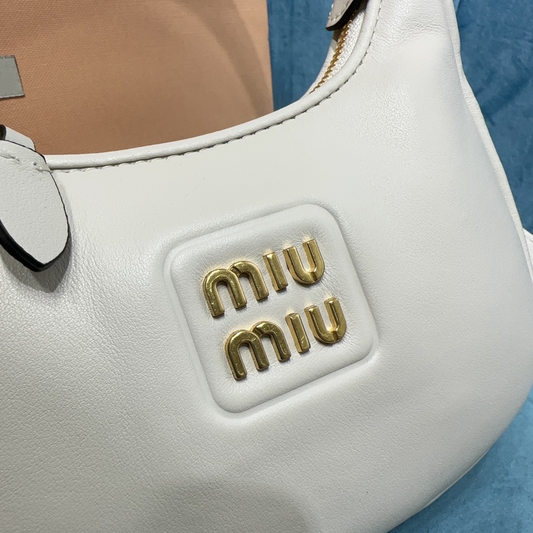 M1v hobo bag
