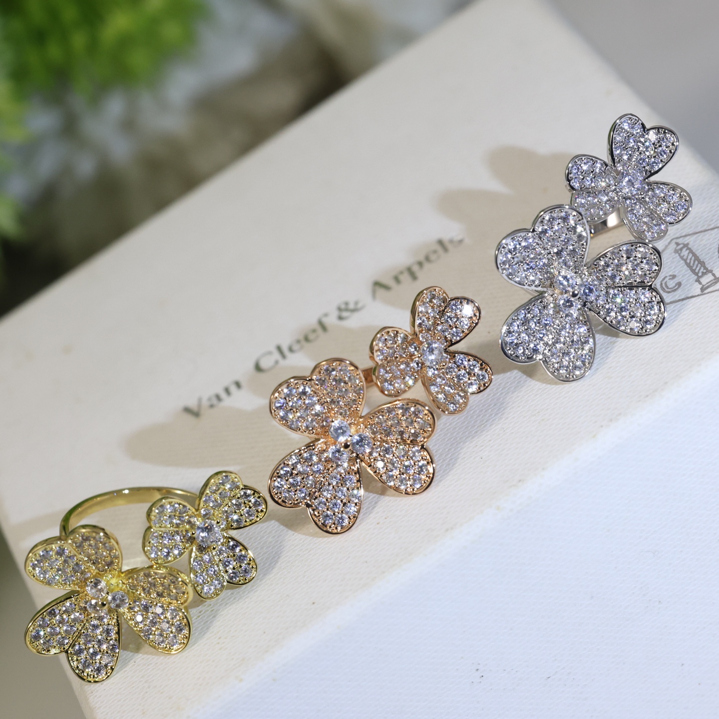 V*n Cl**f & Arpels Ring