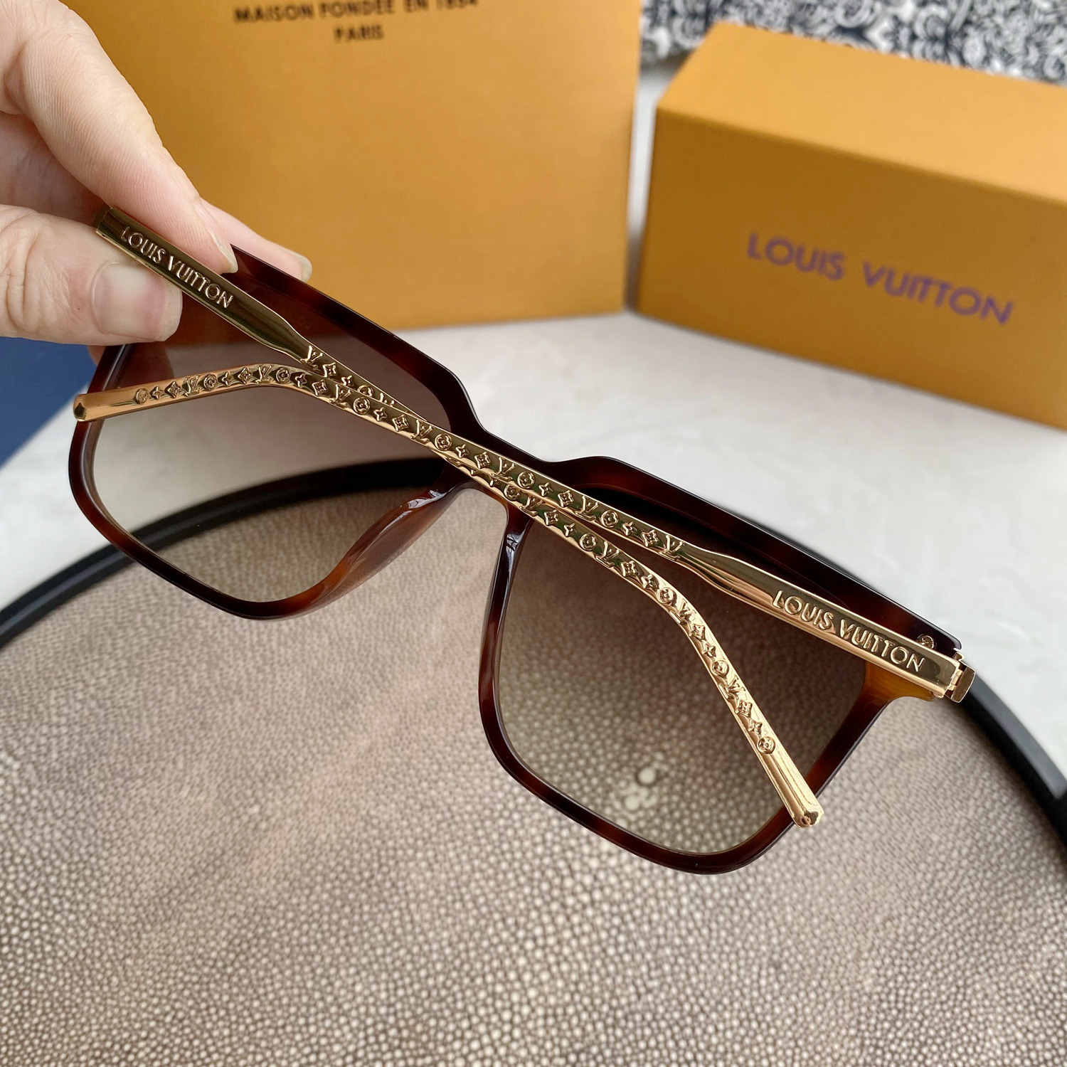 L0vis Vvtt0n | rise square sunglasses