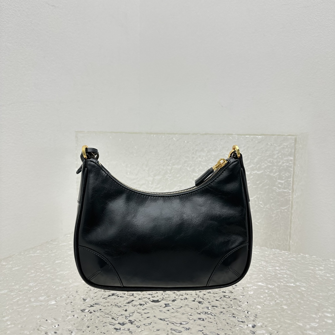 Re-Edition Leather bag