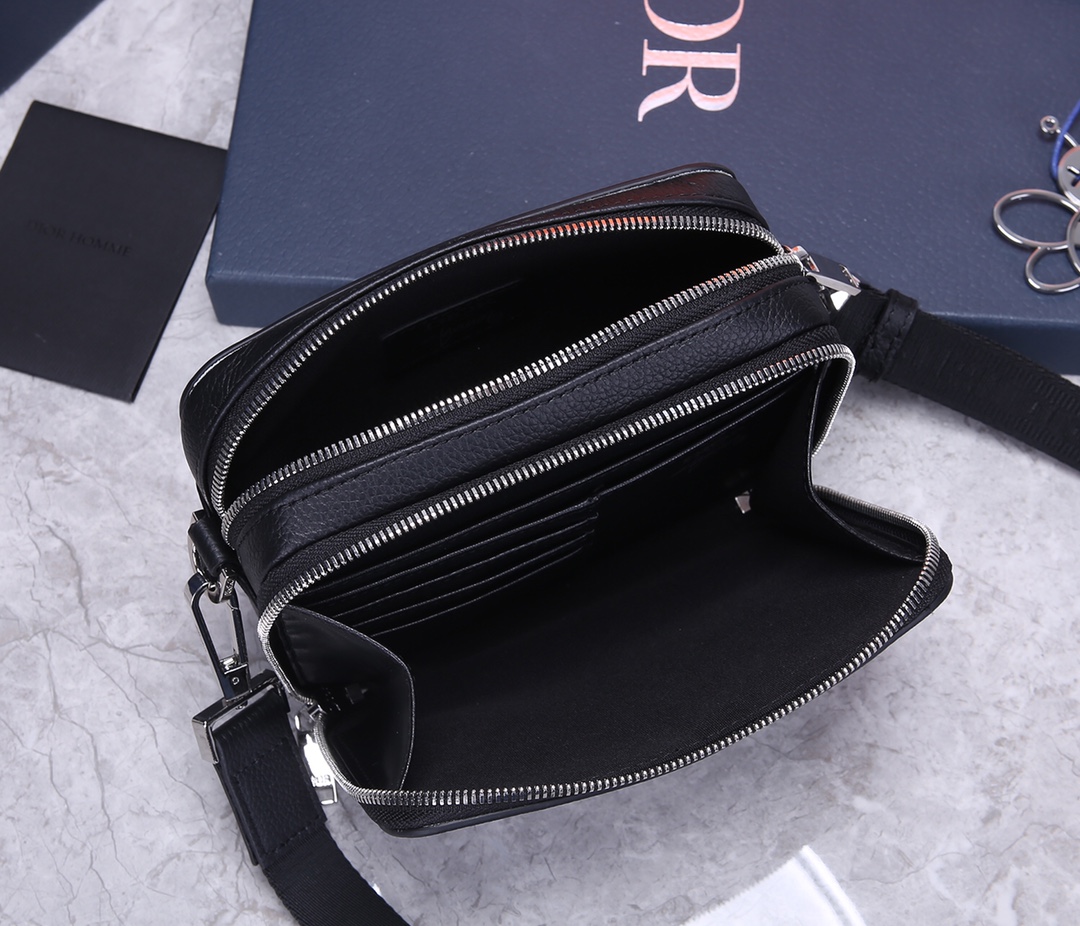 D10r Men’s Bee Print Shoulder Bag