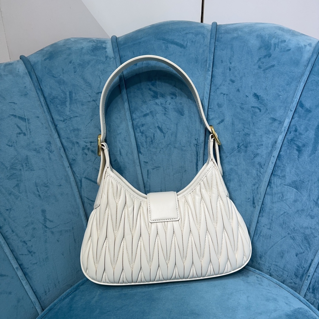 M1um1u Hobo bag