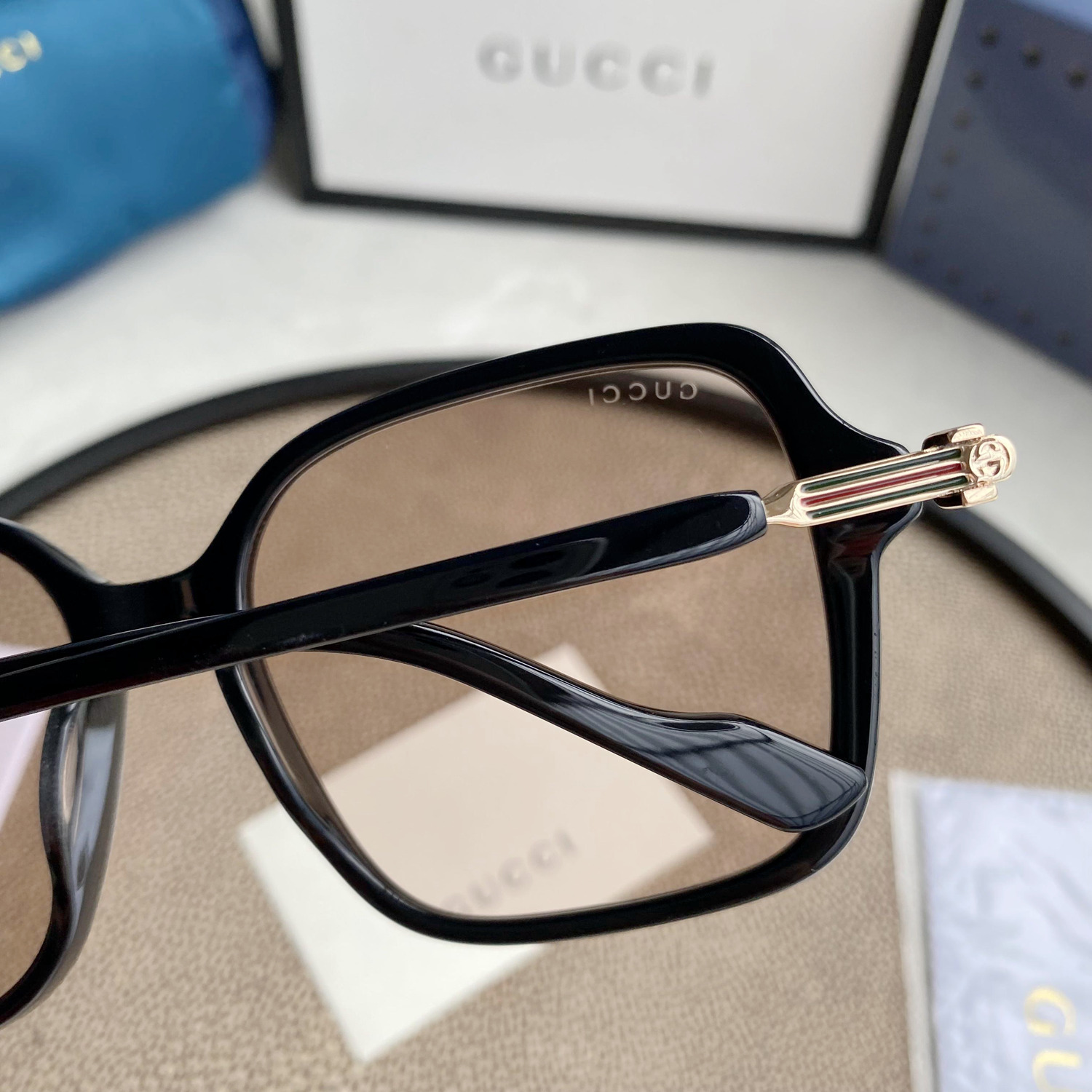 RECTANGULAR FRAME SUNGLASSES