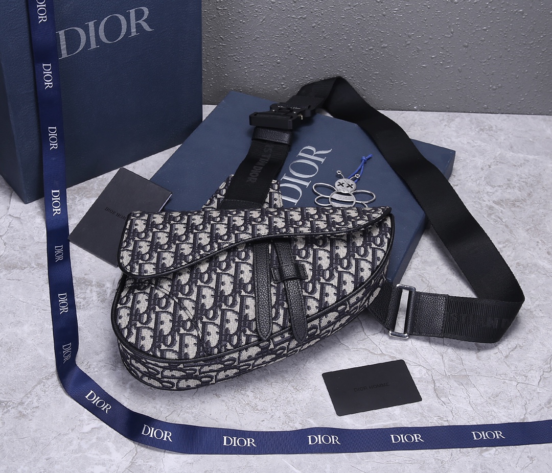 D10r Men’s Saddle Bag