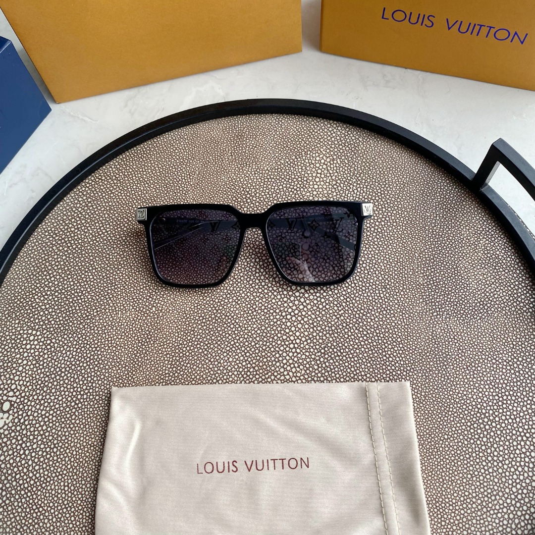 L0vis Vvtt0n | rise square sunglasses