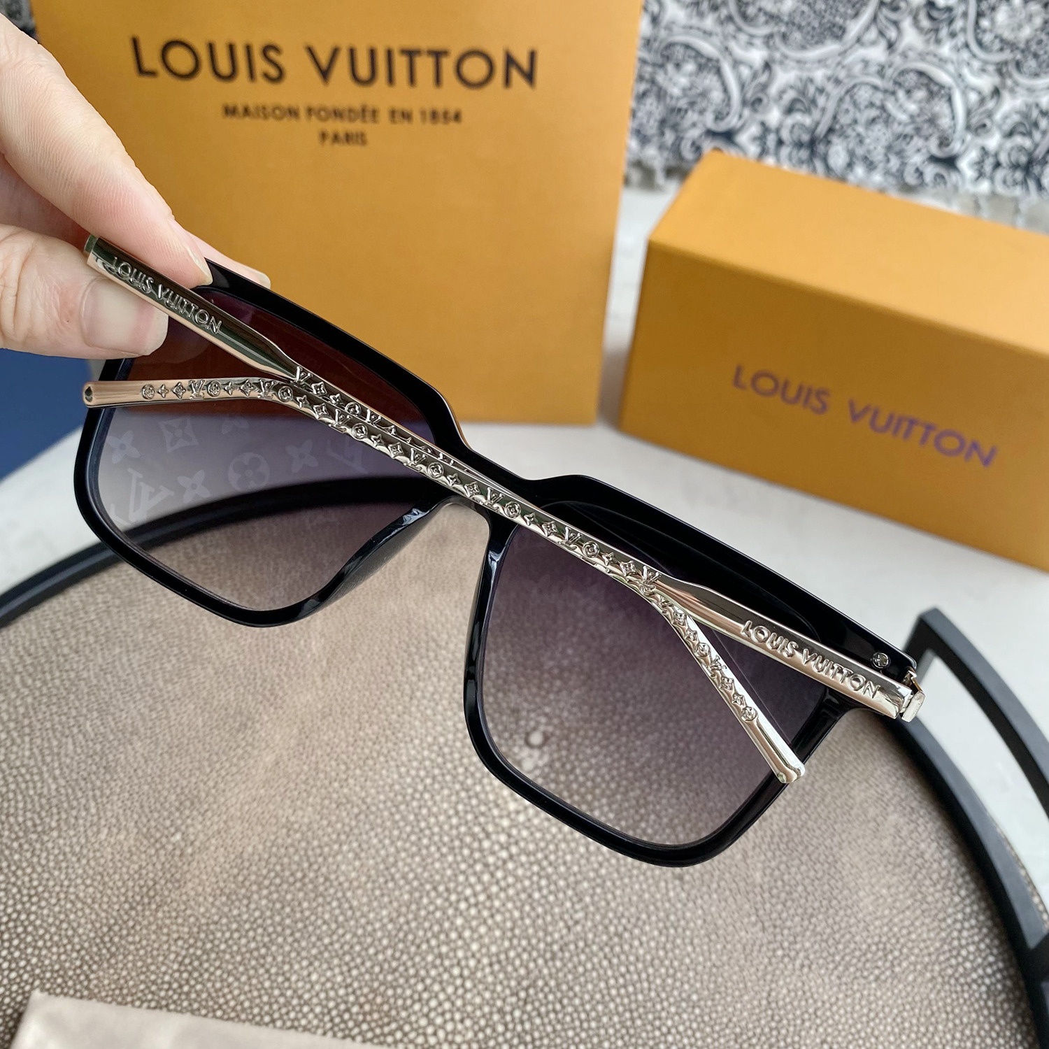 L0vis Vvtt0n | rise square sunglasses