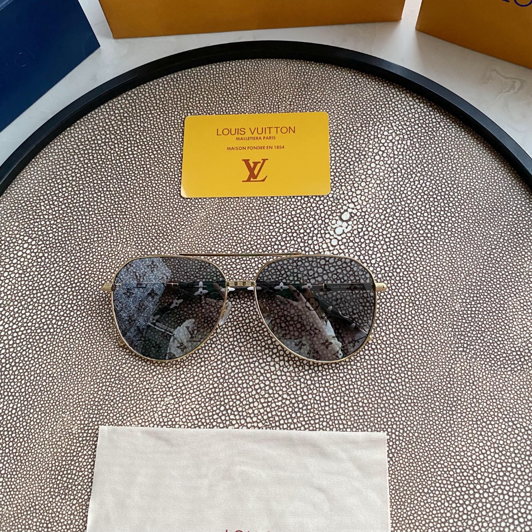 L0visVvtt0n Sunglasses