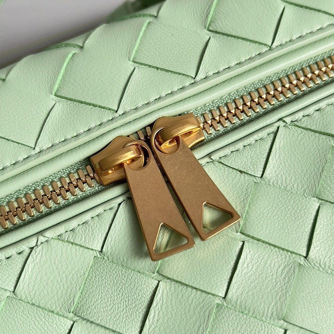 Fake B0tt*ga Ven*ta Bang Bang Vanity Case Mint