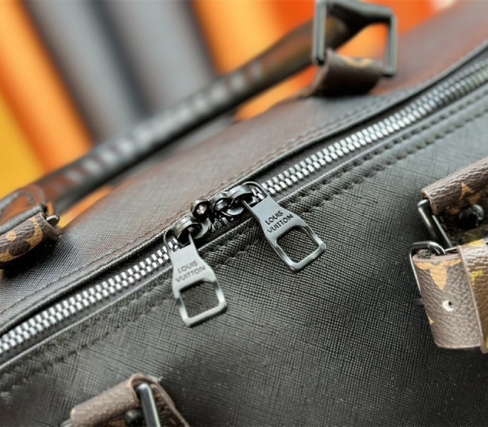 L0vis Vvtt0n Taiga Leather Keepall Bandouliere 45 In Black And Monogram Macassar Canvas