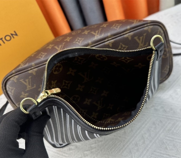 L0vis Vvtt0n Neverfull Bandouliere Inside Out MM Tote In Monogram Canvas And Black Leather