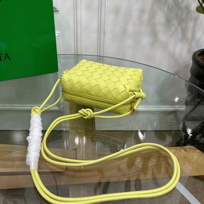 Knockoff B0tt*ga Ven*ta Loop Small Bag Lantern