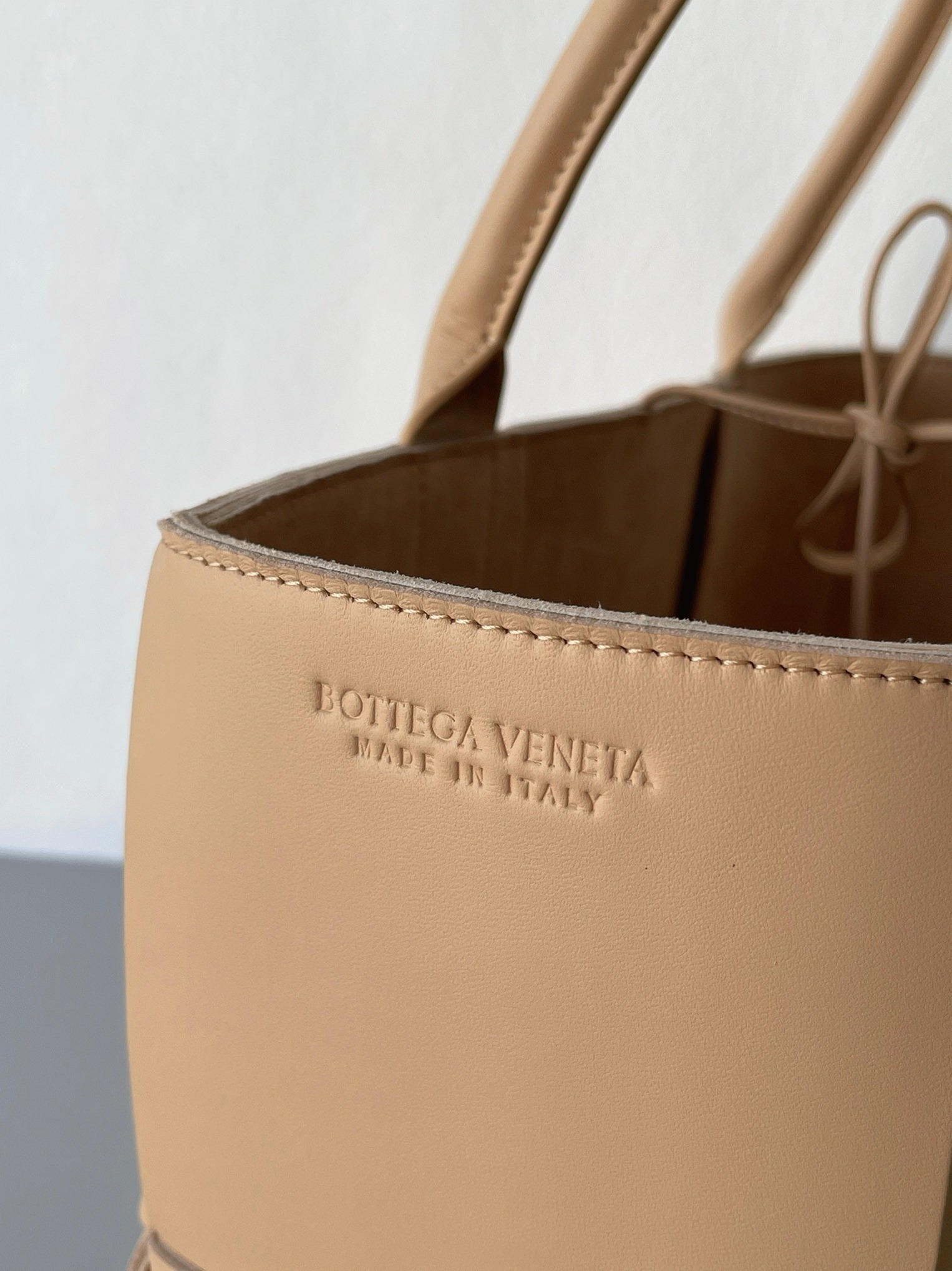 Replica B0tt*ga Ven*ta Arco Medium Tote Beige
