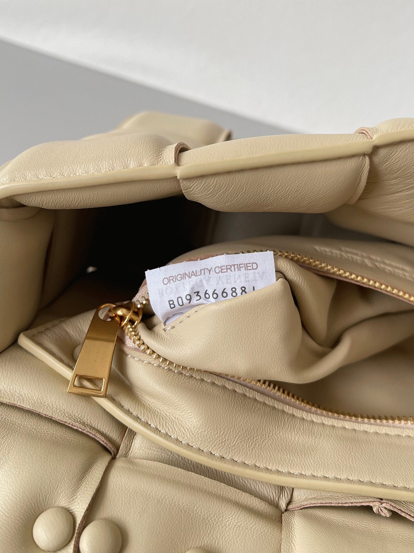 Top Quality Faux B0tt*ga Ven*ta Chain Cassette Bag In Porridge