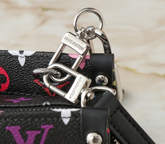 X TM Multicolored Onthego East West Chain In Black